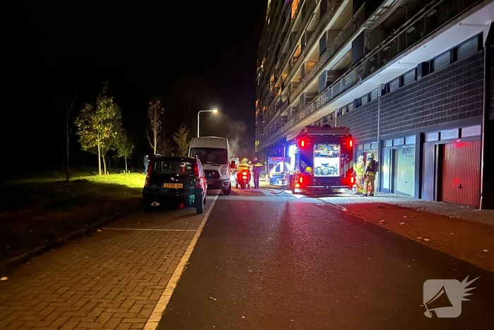 Politie onderzoekt oorzaak brand in geparkeerde bakwagen