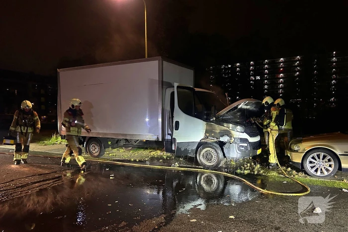Politie onderzoekt oorzaak brand in geparkeerde bakwagen