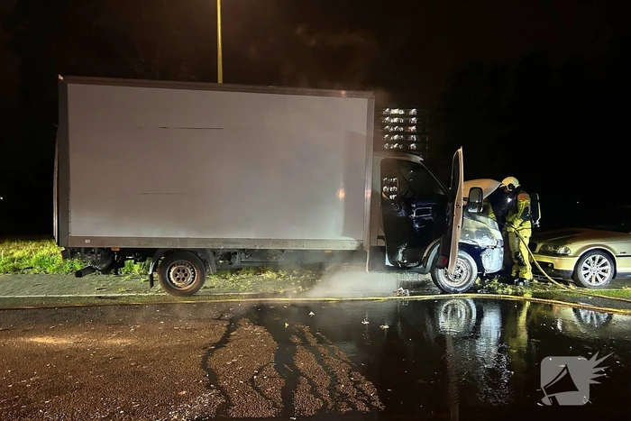 Politie onderzoekt oorzaak brand in geparkeerde bakwagen