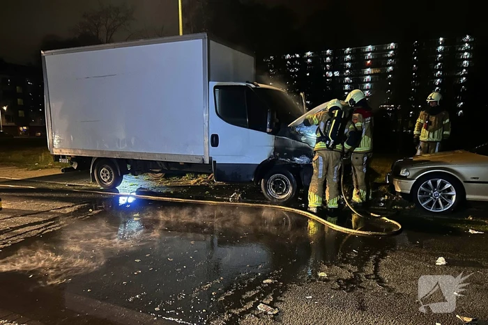 Politie onderzoekt oorzaak brand in geparkeerde bakwagen