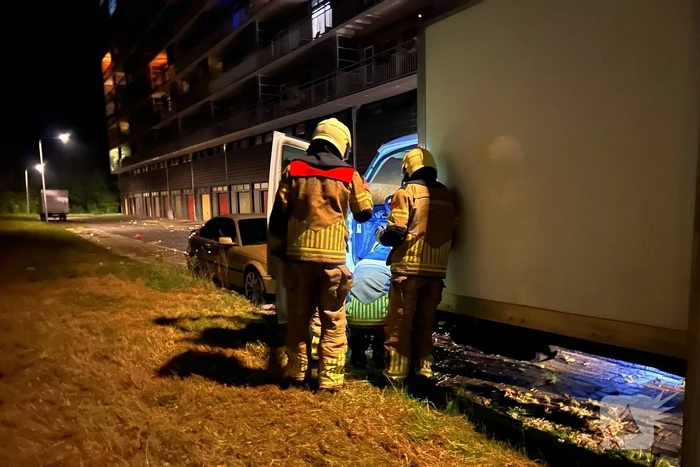 Politie onderzoekt oorzaak brand in geparkeerde bakwagen