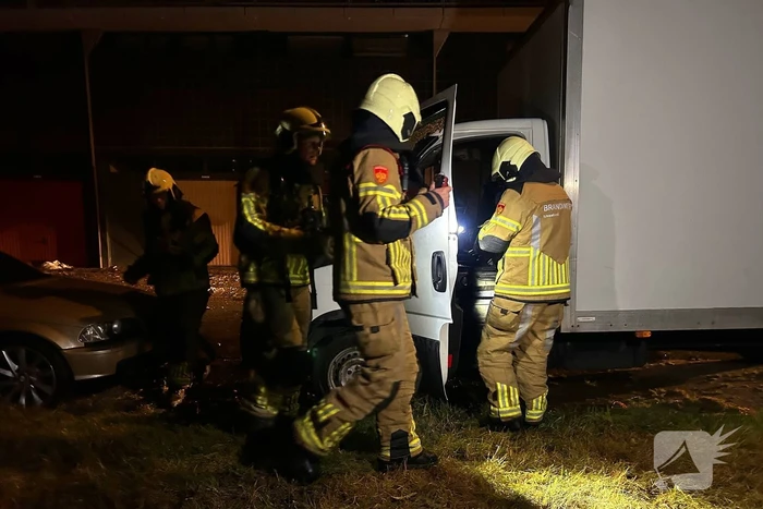 Politie onderzoekt oorzaak brand in geparkeerde bakwagen