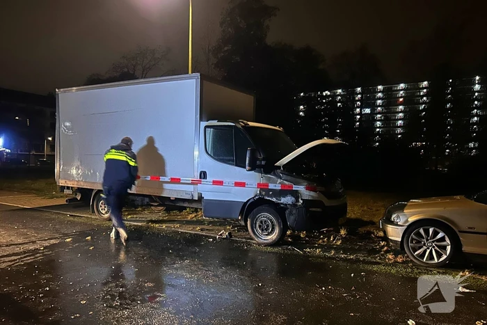 Politie onderzoekt oorzaak brand in geparkeerde bakwagen