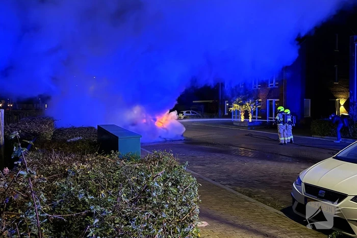Brandweer blust hevige autobrand