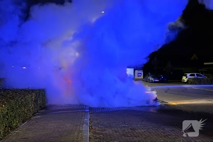 Brandweer blust hevige autobrand