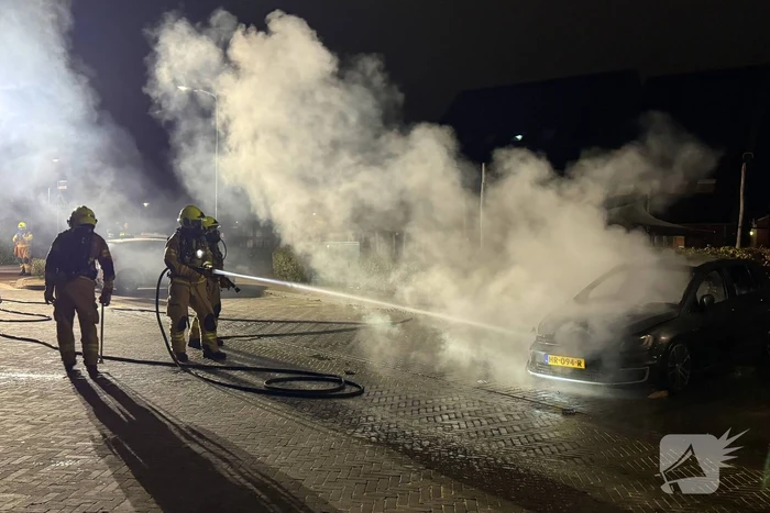 Brandweer blust hevige autobrand