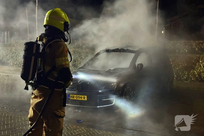 Brandweer blust hevige autobrand