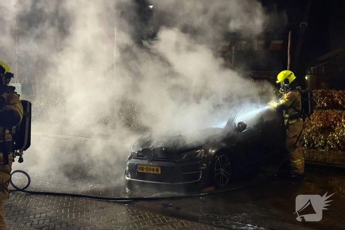 Brandweer blust hevige autobrand
