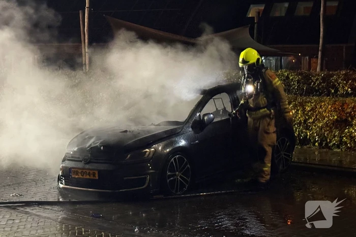 Brandweer blust hevige autobrand