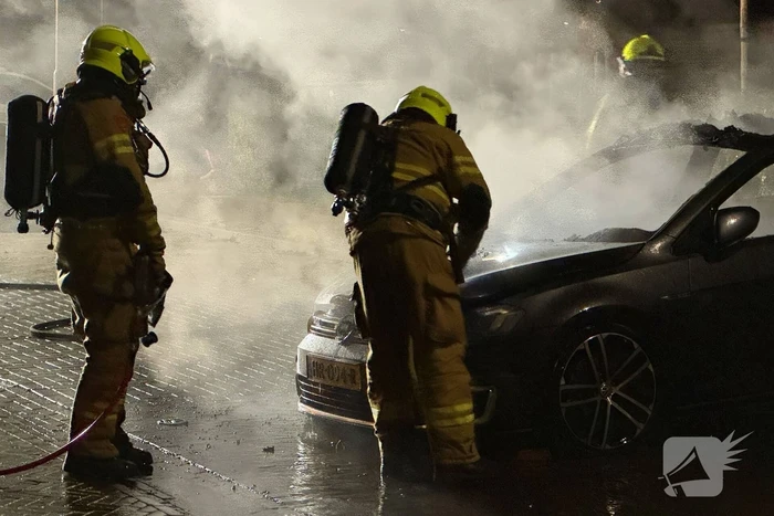 Brandweer blust hevige autobrand