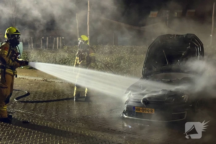 Brandweer blust hevige autobrand