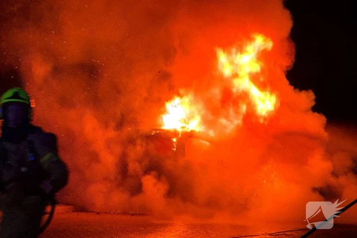 Brandweer blust hevige autobrand