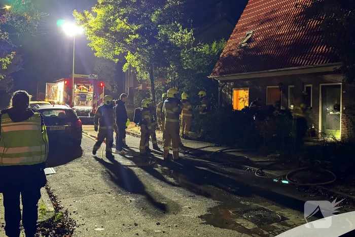 Bewoner gered uit woning na brand; hond opgevangen door dierenambulance