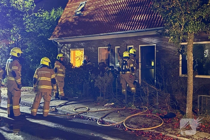 Bewoner gered uit woning na brand; hond opgevangen door dierenambulance
