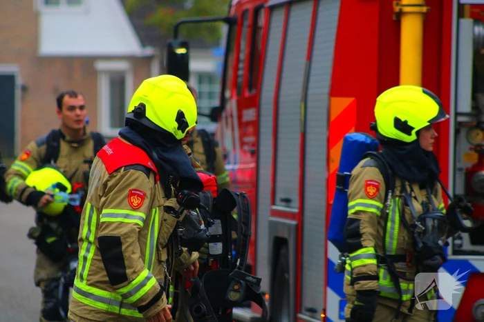 Brandweer blust brand op zolder