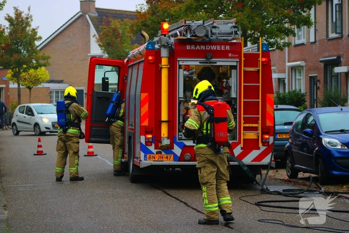 Brandweer blust brand op zolder