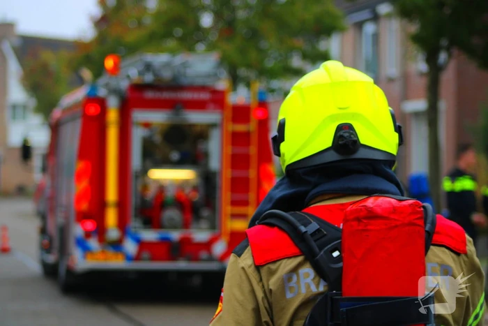 Brandweer blust brand op zolder