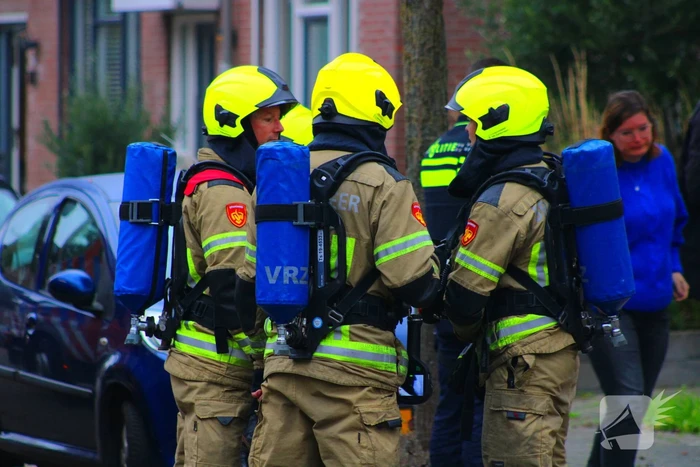 Brandweer blust brand op zolder