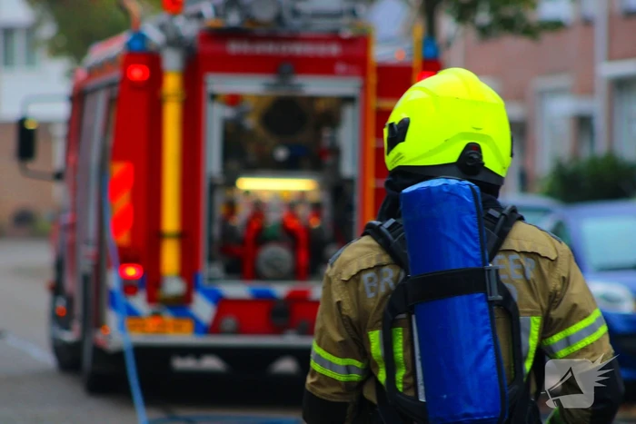 Brandweer blust brand op zolder