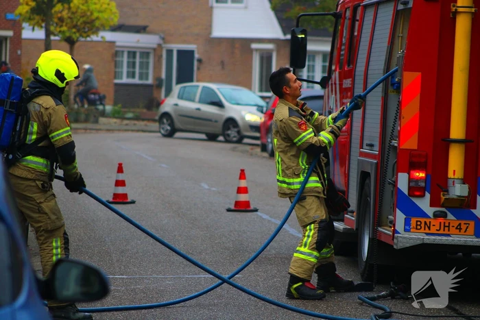 Brandweer blust brand op zolder