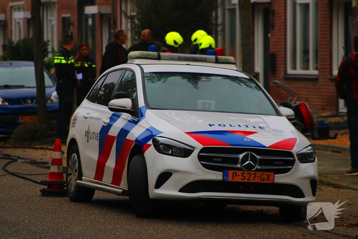 Brandweer blust brand op zolder