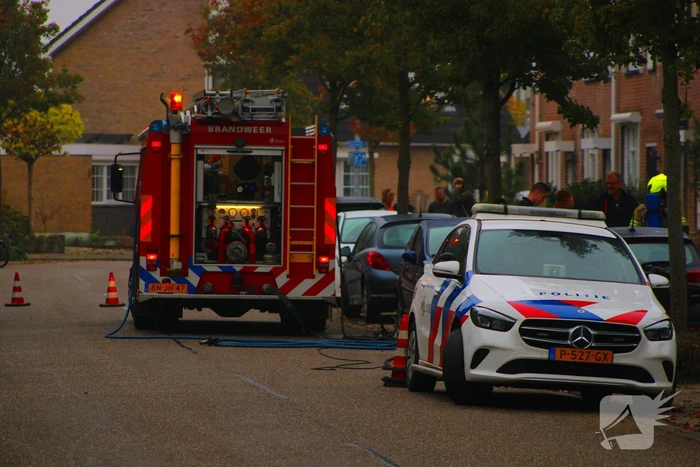Brandweer blust brand op zolder
