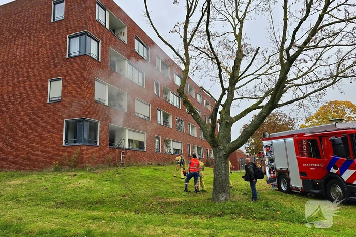 Brandweer redt bewoner en huisdier uit brandende woning