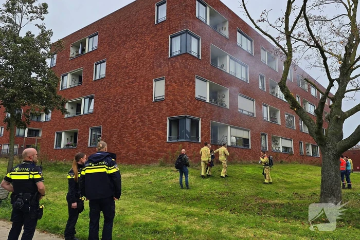 Brandweer redt bewoner en huisdier uit brandende woning