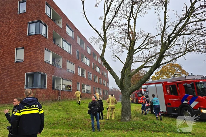 Brandweer redt bewoner en huisdier uit brandende woning