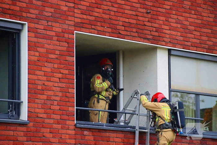 Brandweer redt bewoner en huisdier uit brandende woning