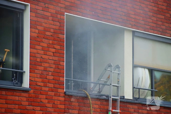Brandweer redt bewoner en huisdier uit brandende woning