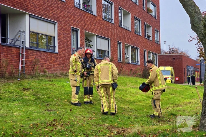 Brandweer redt bewoner en huisdier uit brandende woning