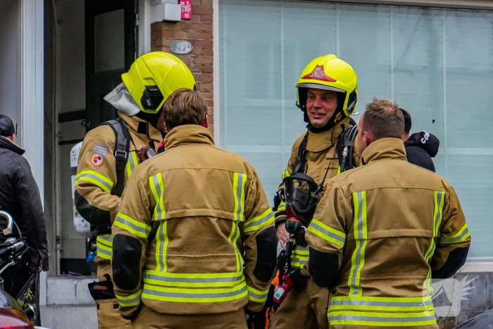 Veel zwarte rook in woning, kind nagekeken