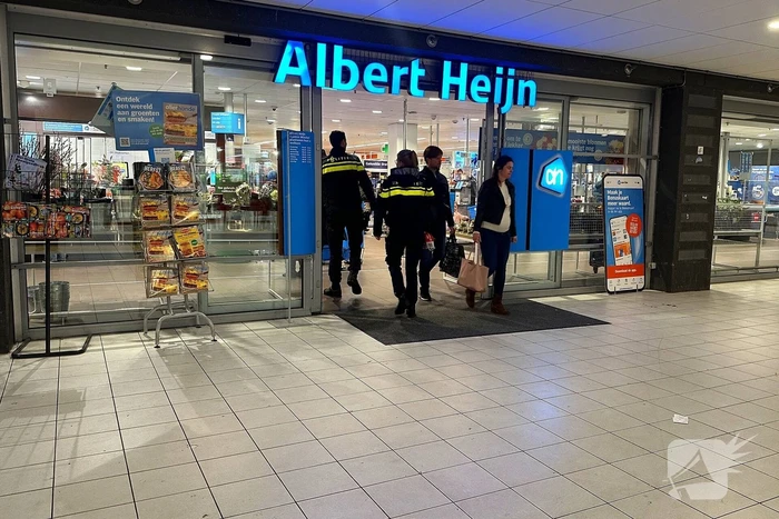 Forensische Opsporing verricht onderzoek in supermarkt na overvalsmelding