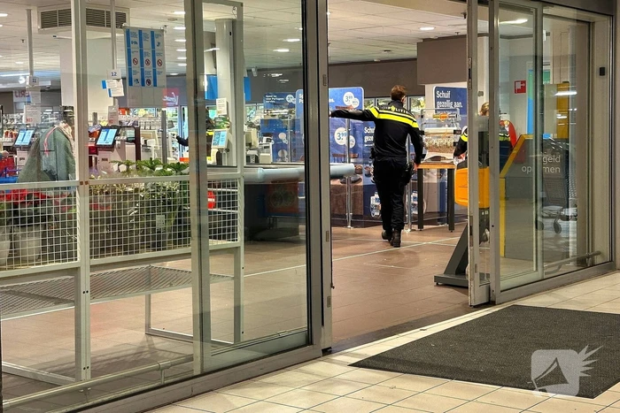 Forensische Opsporing verricht onderzoek in supermarkt na overvalsmelding