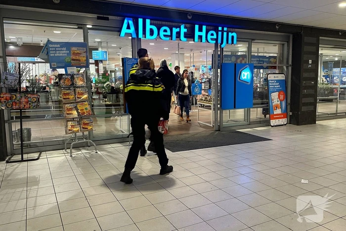 Forensische Opsporing verricht onderzoek in supermarkt na overvalsmelding