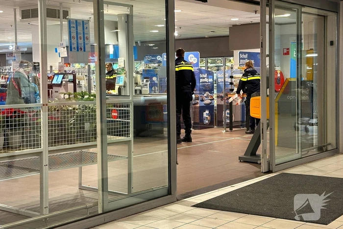 Forensische Opsporing verricht onderzoek in supermarkt na overvalsmelding