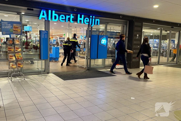 Forensische Opsporing verricht onderzoek in supermarkt na overvalsmelding