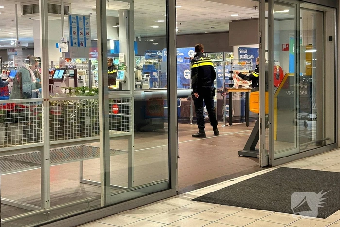Forensische Opsporing verricht onderzoek in supermarkt na overvalsmelding