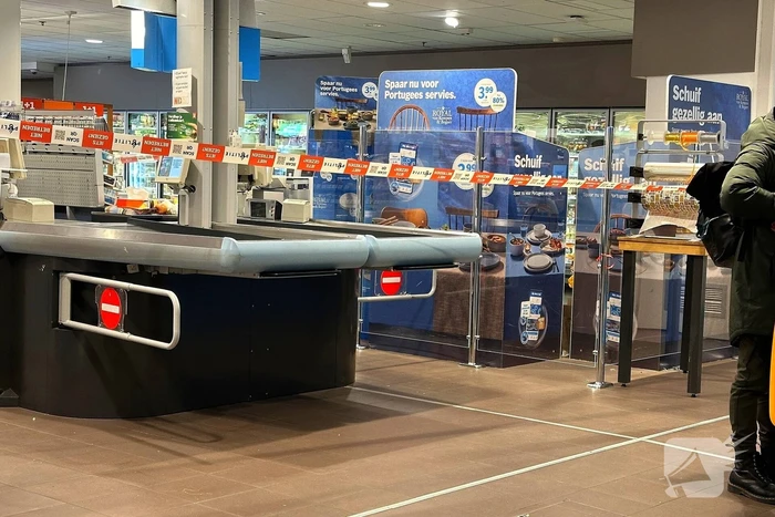 Forensische Opsporing verricht onderzoek in supermarkt na overvalsmelding