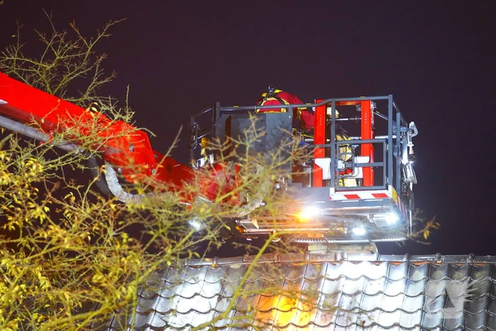 Woning vol rook en straat dicht vanwege schoorsteenbrand