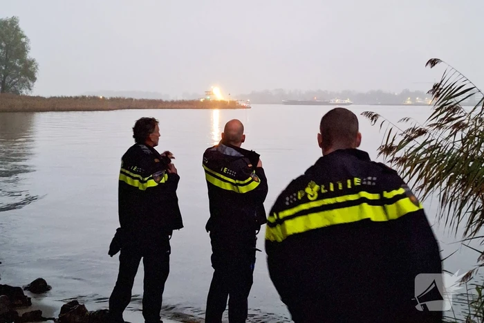 Dame uit ijskoude rivier gered