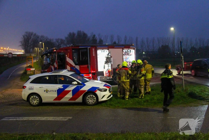 Dame uit ijskoude rivier gered