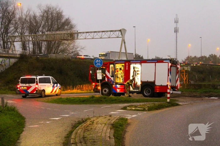 Dame uit ijskoude rivier gered