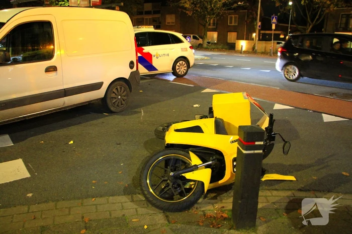 Pizzabezorger geschept op kruising