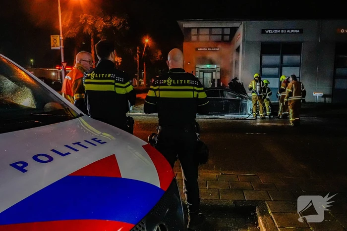 Brandweer blust brandende auto