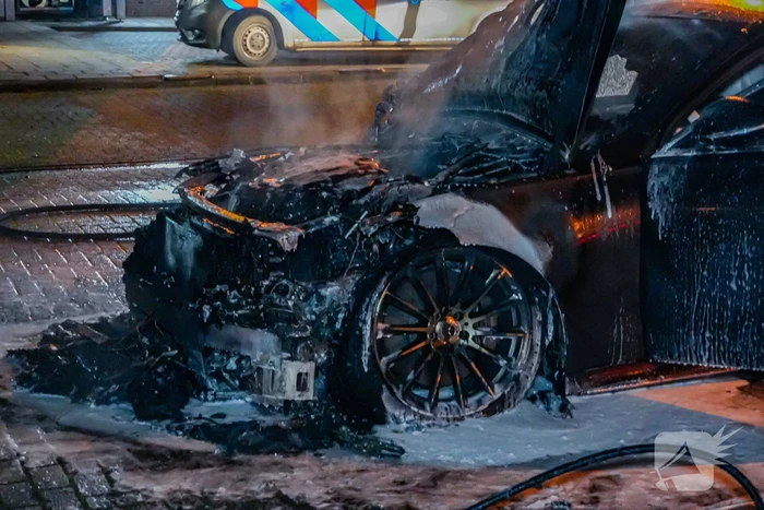 Brandweer blust brandende auto