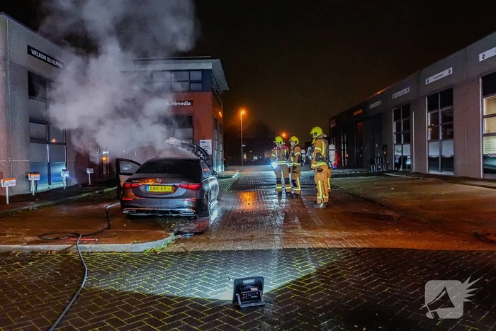 Brandweer blust brandende auto