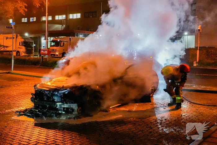 Brandweer blust brandende auto