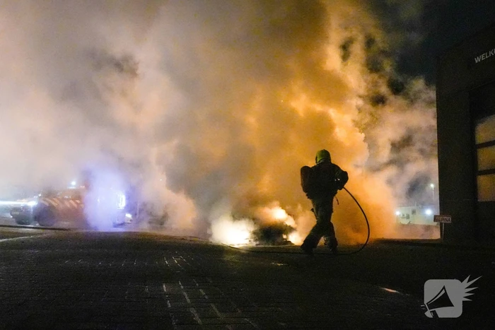 Brandweer blust brandende auto